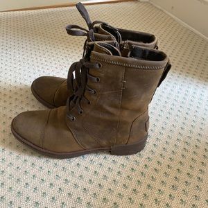 Women’s UGG Ashbury boot, 8.5-very good condition